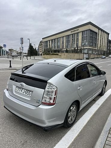 avto disklər: Toyota Prius (ikinci nəsil) – gümüşü rəng, hibrid liftbek. Texniki — 3
