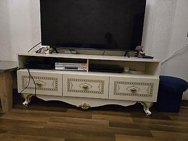 Klassik üslubda qonaq otağı mebel dəsti Tərkib: - TV altlığı: üstündə