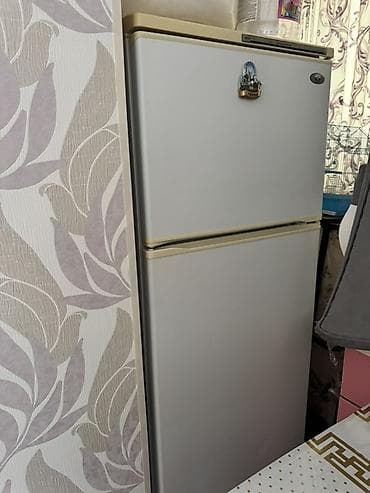 İki qapılı məişət soyuducusu - Üst kamerada dondurucu bölmə, altda