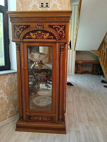 Şüşəli dolab vitrini