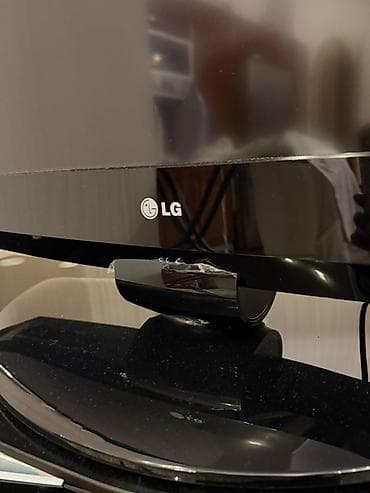 ailə tv: LG LCD/LED televizor, təxminən 37–42” diaqonal ekran. Qara korpus — 2