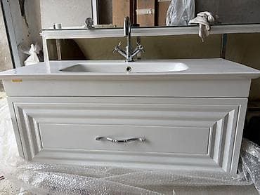 hamam ucun şkaflar: Ağ rəngli vannao­tağı dolabı ilə inteqrə edilmiş lavabo. Moydadir — 1