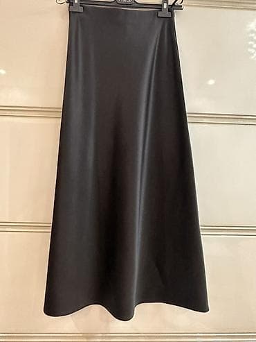 kolokol ətək: Satən effektli qara ətək - Model: A-kesim, yüngülcə açılan siluet - — 2