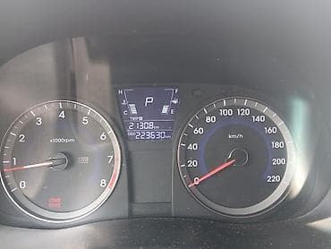 hyunday i10: Hyundai Accent: 1.5 l | 2013 il Sedan — 5