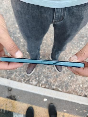 Mavi rəngli smartfon - Korpus: nazik və düz kənarlı dizayn, mat mavi