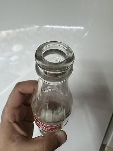 Məhsul: Şüşə Coca‑Cola butulkası Təsvir: - Həcm: 0.25 L (etiketdə — 3