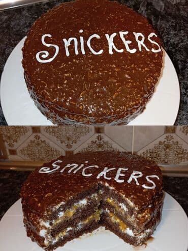 son zeng tort: Çəhrayı rəngdə, "Snickers" yazısı ilə bəzədilmiş dairəvi tort. Üzəri — 5