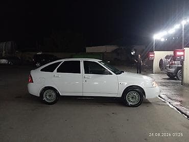 statır: Ağ rəngli Lada Priora sedan. Avtomobilin кузов görnüşü sedan — 4