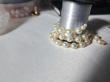 Tədbirlərin təşkili: İncili ve kristal muncuglu boyunbagi. El ishidir. - Material: parlaq — 2