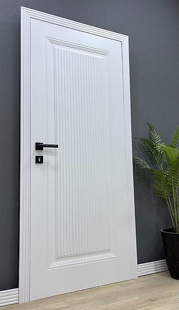 Proton: Ağ rəngli interyer qapısı - Minimalist klassik dizayn: mərkəzdə dar — 1