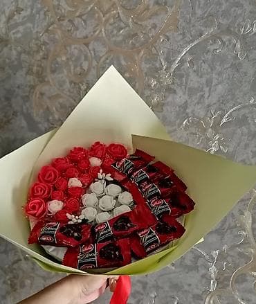 Şokolad və güllərdən ibarət buket - Tərkib: qırmızı və ağ dekorativ
