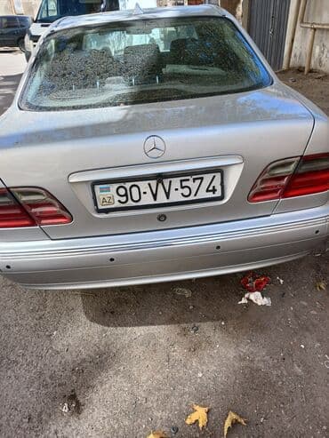 mersedes qapi: Mercedes-Benz E-Class sedan (W210). Gümüşü rəngli, 4 qapılı kuzov — 2