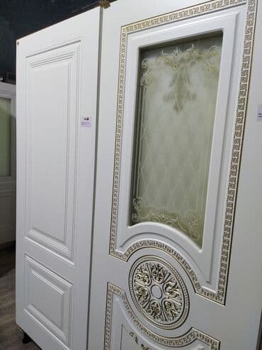 otaq qapıları taxta qapilar: Ağ rəngli, klassik üslubda daxili qapı. Qapının bir hissəsi şüşə ilə — 2