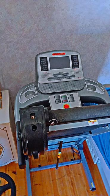 BodyFit qaçış trenajoru Xüsusiyyətlər: - Elektron panel: iri mavi LCD — 4