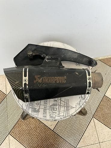 Akrapovič motosiklet egzozu - Brend: Akrapovič - Material: karbon lif