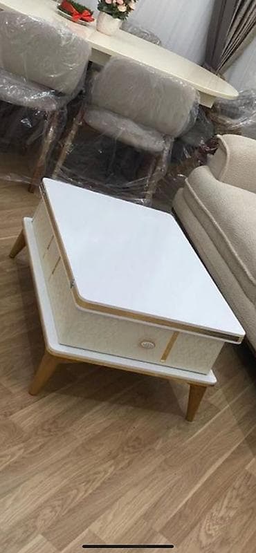 Kvadrat masa, Açılmayan, Təkərsiz, Parlaq laminat