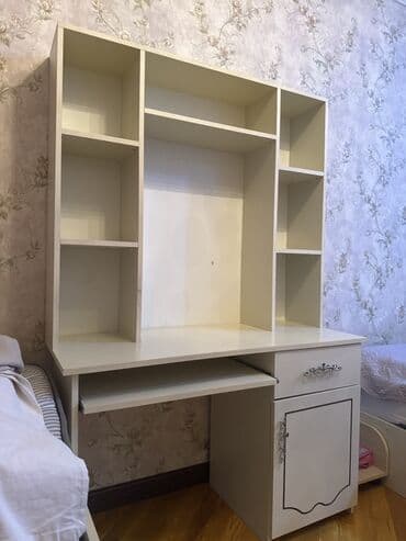 письменный стол с полками: Yüngül rəngdə hazırlanmış bu kompüter masası həm iş sahəsi, həm də — 1