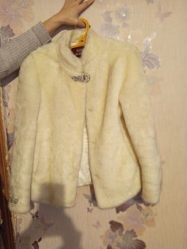 qara sade donlar: Ağ rəngli xəz üslublu qısa pencək/şuba. - Yumşaq, tüklü tekstura, isti — 1