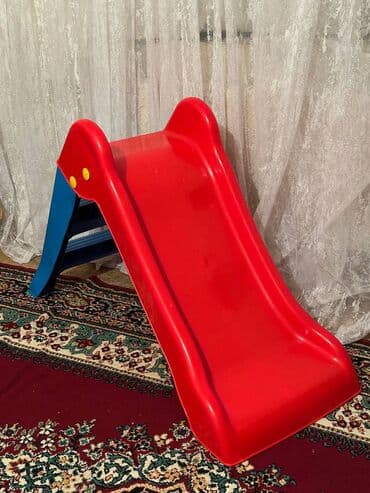 Dilek….Uşaq üçün plastik sürüşkən. - Rənglər: qırmızı sürüşmə səthi