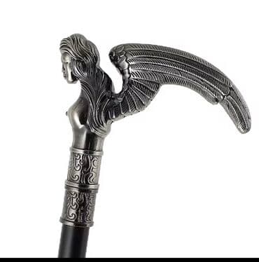 Yerimək üçün arabalar, çəliklər, əsalar, rollatorlar: Qanadlı mələk fiquru ilə bəzədilmiş bu əsa, dəstəyi gümüşü rəngdə — 4