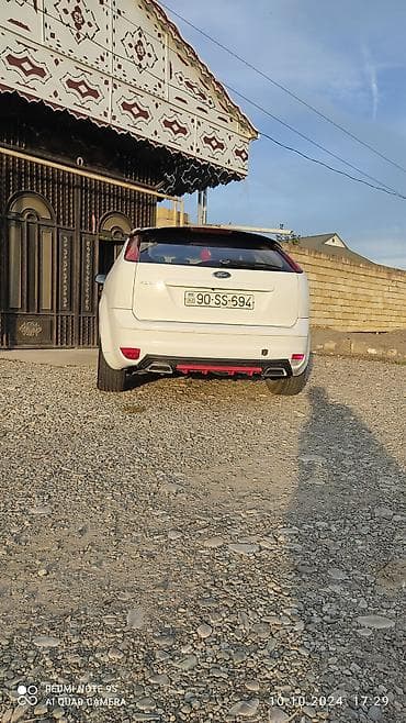 niva maşın: Ford Focus, ağ rəng, 5 qapılı hetçbek. Xarici: - Aqressiv ön bamper — 4