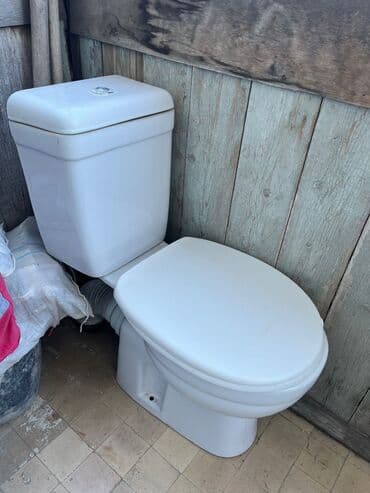 Tavan: Ağ rəngli, keramik gövdəli unitaz-komplekt. Xüsusiyyətlər: - Üstdən — 1