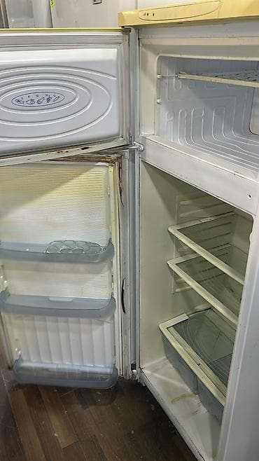 İki qapılı məişət soyuducusu - Üst kamera: dondurucu bölmə, qapı