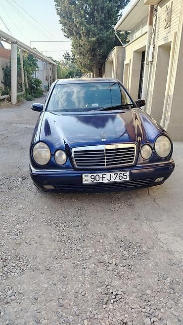 Mercedes‑Benz E‑Class (W210), sedan, tünd göy rəng. Xüsusiyyətlər: -