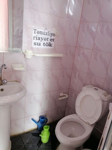 gunluk otel qiymetleri: Kirayə üçün otaq - İşıqlı, pəncərəli otaq: geniş pəncərə, pərdə və — 4