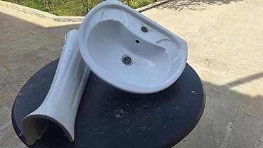 Ağ rəngli keramik ayaqlı əl-üz yuyan ləyən (piyedestal lavabosu)