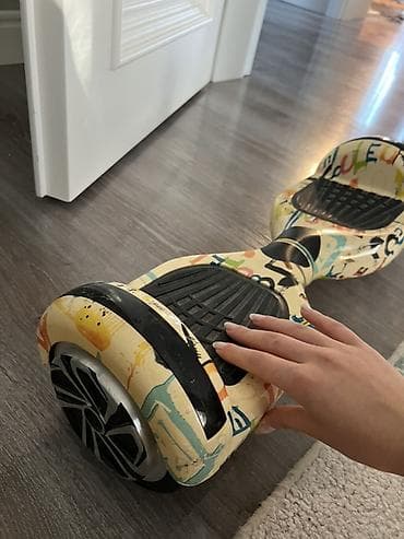 Elektrik nəqliyyatı: Qraffiti üslubunda rəngli dizayna malik elektrik hoverboard (özünü — 2