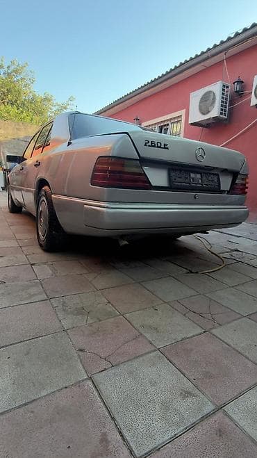 mercedes 180 b: Mercedes-Benz E 260: 2.6 l | 1989 il Sedan — 4