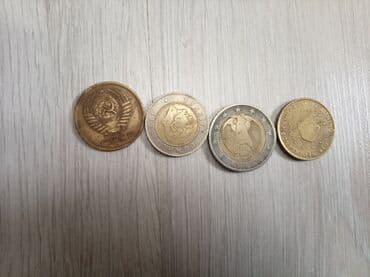 Kolleksiya üçün müxtəlif ölkələrdən köhnə sikkələr dəsti. Dəstdə