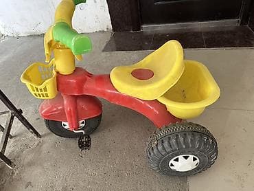 Uşaq üçtəkərli velosipedi - Rənglər: qırmızı gövdə, sarı oturacaq və