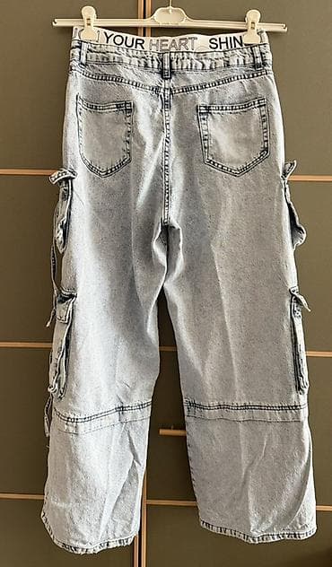 bol salvar: Geniş kəsimli, açıq boz yuma effektli cins cargo şalvar. Yanlarda — 2