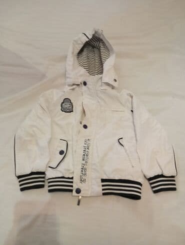 кресло для ребенка в машину: Uşaq üçün kapüşonlu gödəkçə - Rəng: ağ, qara detallar və zolaqlı — 1