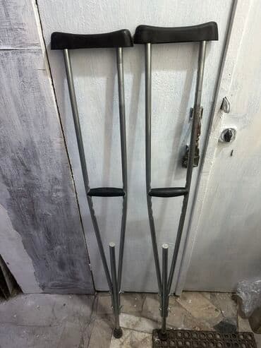 Yerimək üçün arabalar, çəliklər, əsalar, rollatorlar: Metal qoltuqağacı dəsti (2 ədəd) - Material: yüngül metaldan karkas - — 1