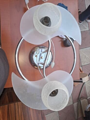 divar sticker: Şüşə kölgəli, şirli metal əsaslı, dekorativ qızılı detallı bir divar — 3