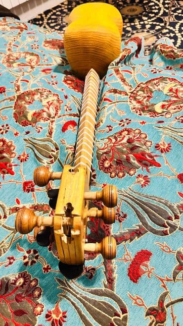 qara tut: Məhsul: Tar (Azərbaycan milli simli musiqi aləti) Təsvir: - Korpus — 9