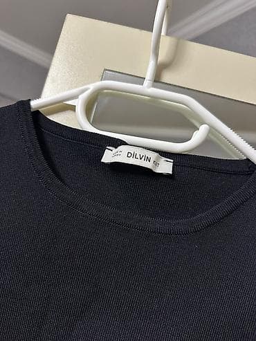 Dilvin qadın t-shirt - Rəng: qara - Model: qısa kəsim, qısa qol -