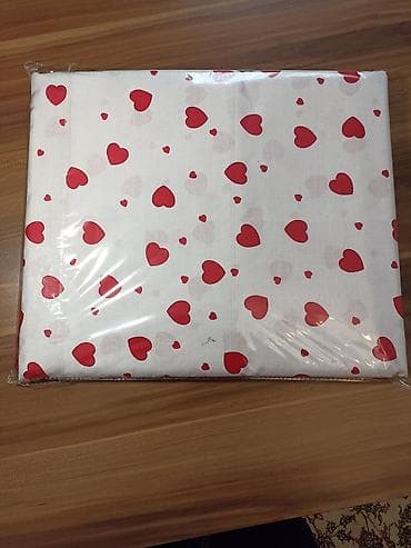 Yataq dəsti üçün parça komplekti - Dizayn: ağ fon üzərində qırmızı