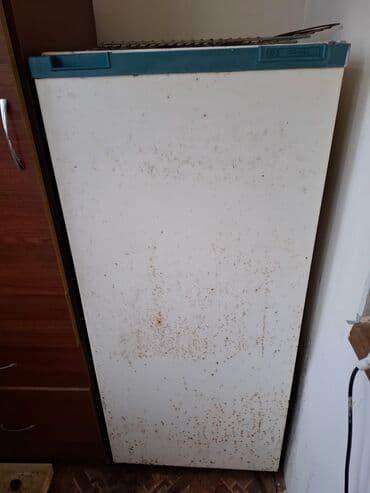 Kompakt bir qapılı soyuducu - Üst hissədə ayrıca kiçik dondurucu — 1