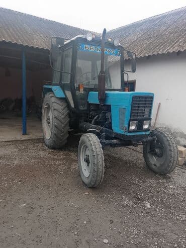 traktor altlıqlı qara qadın bosonojkaları: Belarus markalı təkərli traktor - Klassik mavi Belarus (MTZ) — 1