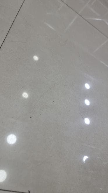 Ikinci əl kv 5manat Parlaq krem rəngli keramoqranit döşəmə plitələri — 2