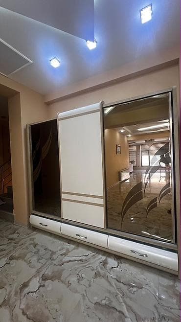 Dolablar: Böyük və geniş sürgülü qapılı şkaf satılır Çox yaxşı vəziyyətdə — 1