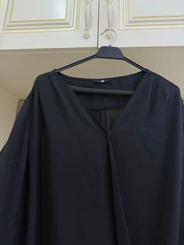 qara yubka: H&M qadın bluzası – qara rəng - Model: sərbəst kəsim, ön hissədə — 2