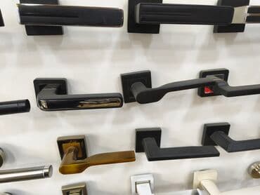 qapı desteyi: Müasir qapı tutacaqları – müxtəlif dizayn və materiallarda. - Forma — 1