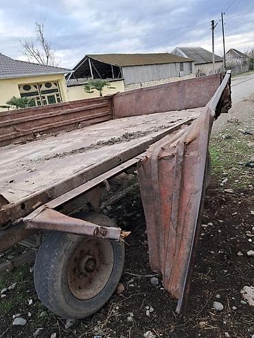 kompressor 25l: Mavi rəngli təkərli kənd təsərrüfatı traktoru və qoşqu dəsti — 9