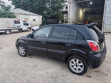 kia cerato 2010: Kia Rio hatchback – qara rəng, 5 qapı. Xüsusiyyətlər: - Kuzov — 3