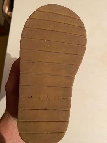 Uşaq arabaları: Zara botlar 20 razmerdir, ikiside yeniden seçilmir

hər bir 20 azn — 6